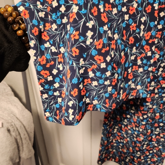 ATTENTION FLORAL CAPRI PANTS WITH POCKETS AND HAVE TO PUT A BELT TOO. - Picture 12 of 17